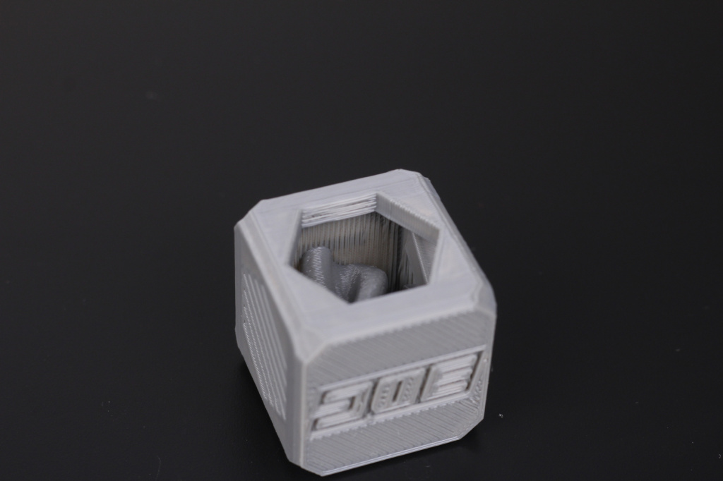 Helix-Cube-Test-Print-on-Sidewinder-X2-2.jpg Helix-Cube-Test-Print-on-Sidewinder-X2-2.jpg